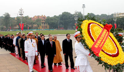 Lãnh đạo Đảng, Nhà nước, Quốc hội, Chính phủ, MTTQ Việt Nam vào Lăng viếng Chủ tịch Hồ Chí Minh.